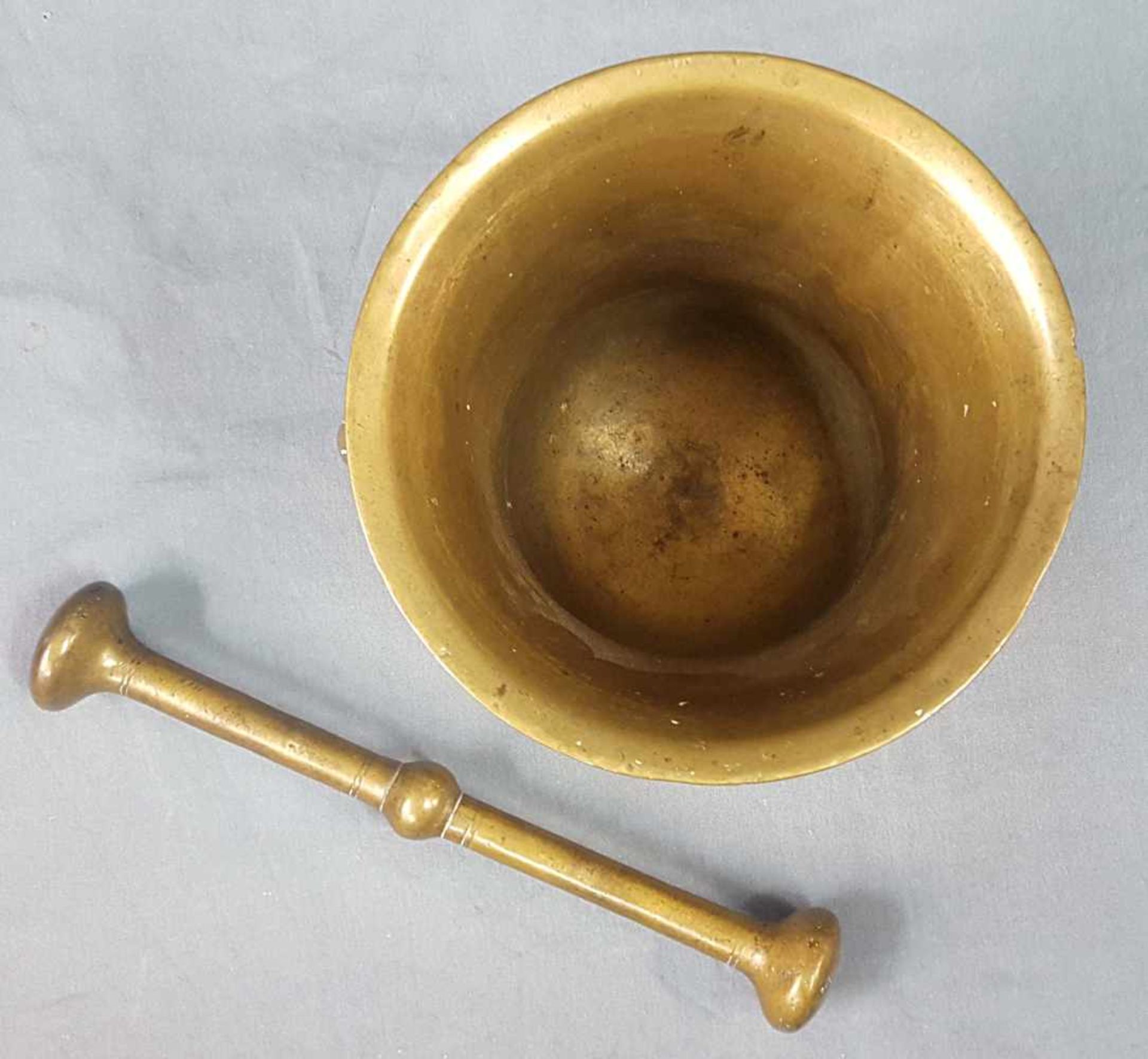 Mortar with pestle. Brass. Probably 19th century. - Bild 6 aus 7