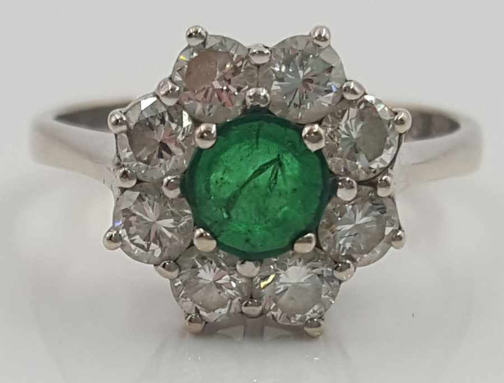 Ring, white gold 585, with central emerald and 8 diamonds.