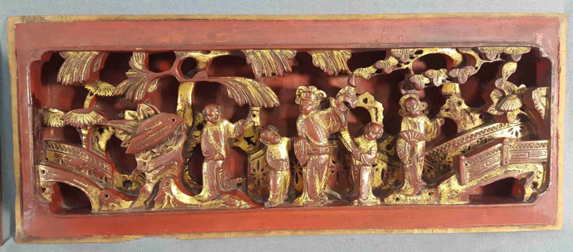 2 wood panels China, probably old. Carved and overlaid with red and gold. - Image 3 of 4