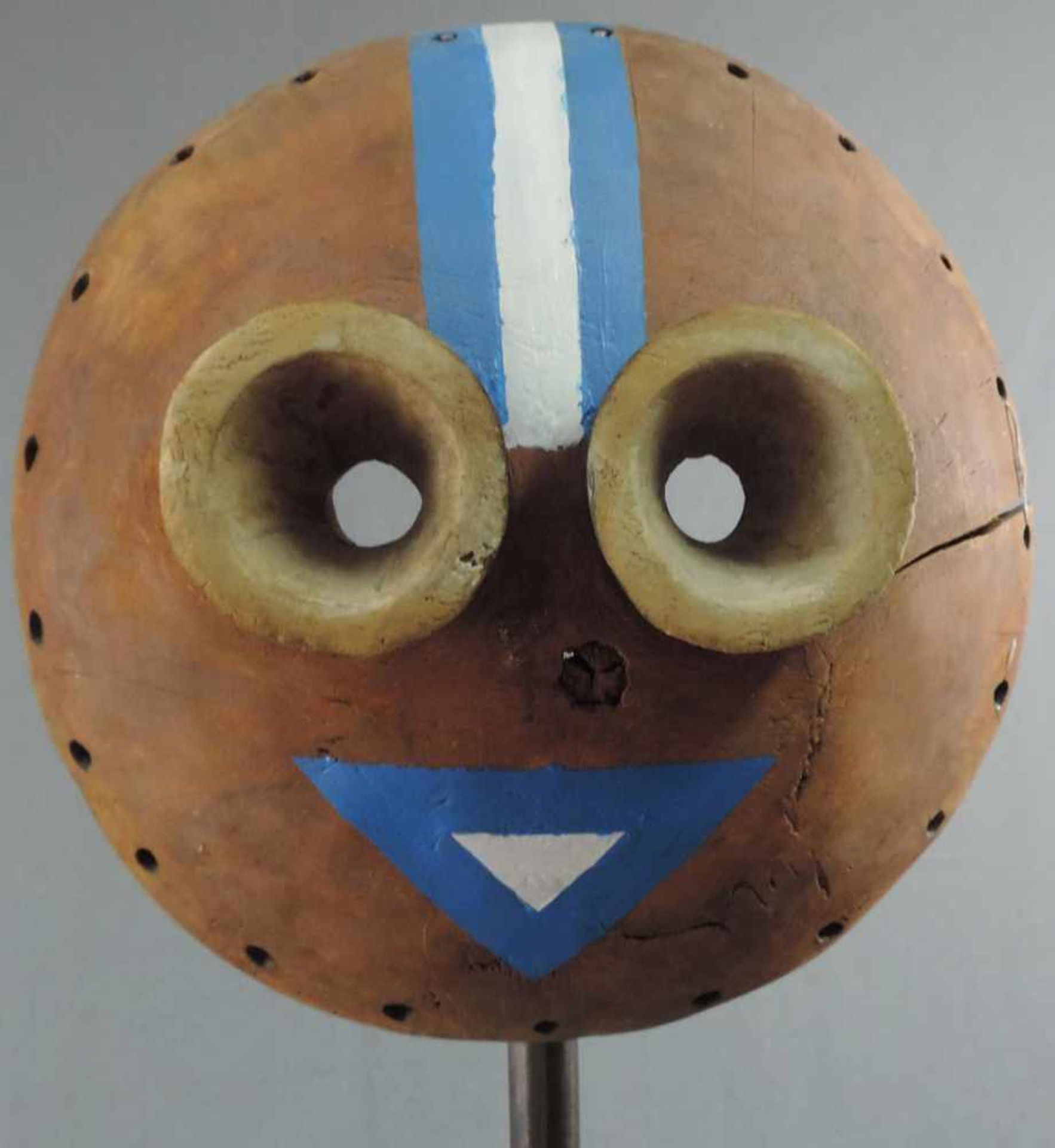 Mask. Newborn? Wood. On stand. Diameter 30 cm. - Image 2 of 5