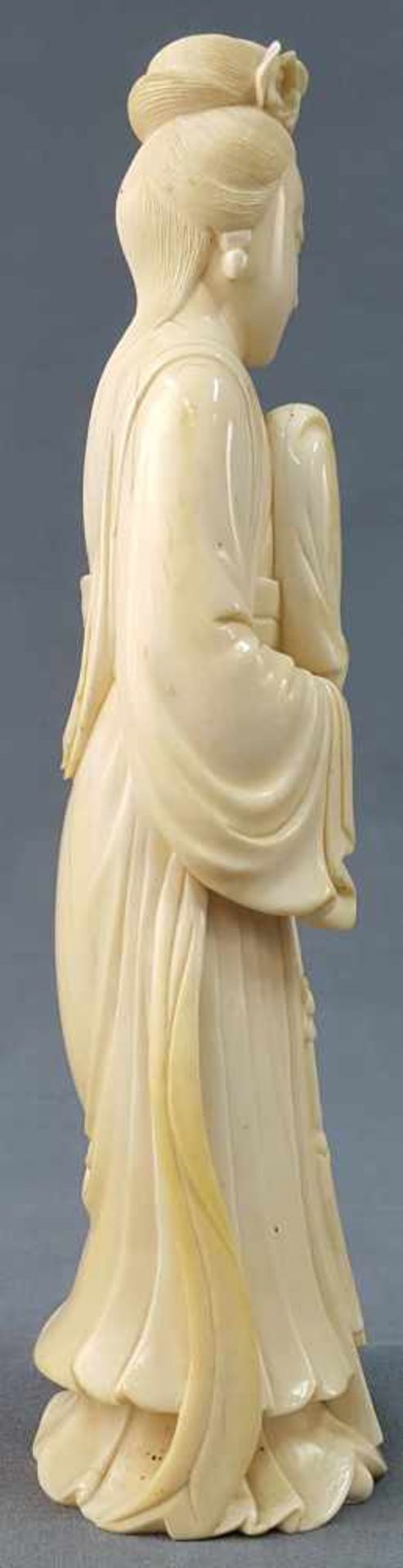 Lady in a long robe. China / Japan. Ivory. Old, around 1920. - Image 4 of 6