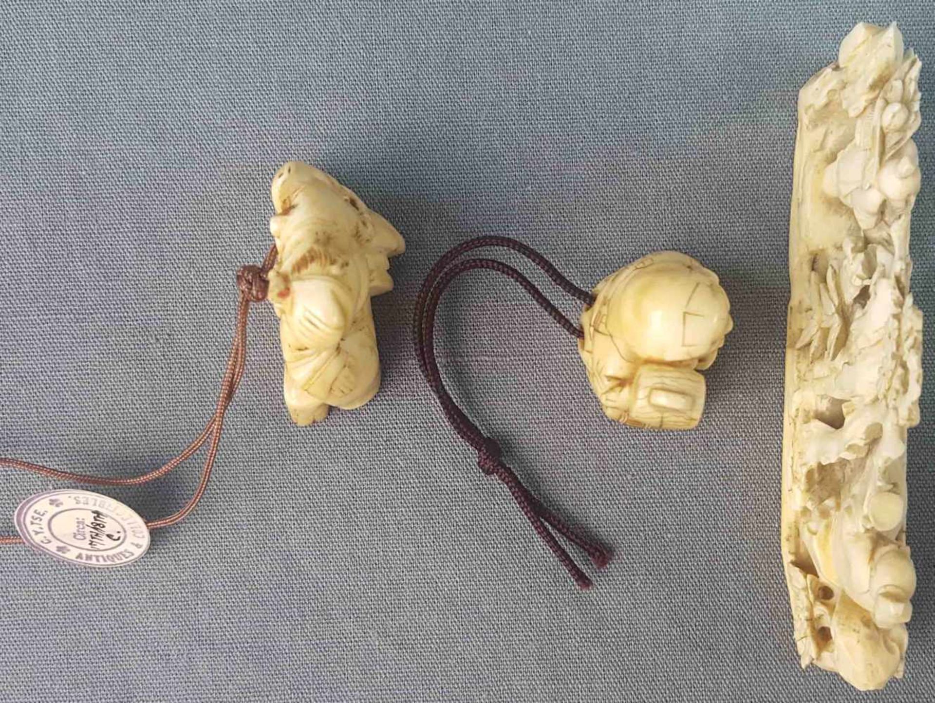 Three netsuke. Probably Japan, old. Up to 9 cm long. - Image 7 of 11