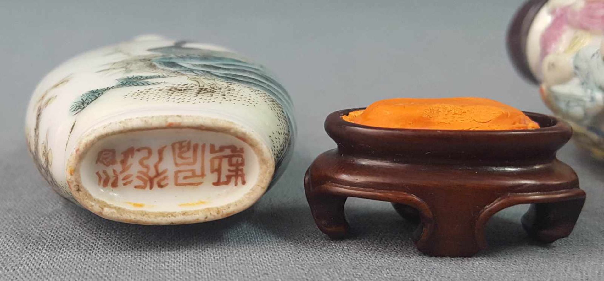 4 snuff bottles. China / Japan, old. Each with a wooden base. - Bild 8 aus 10