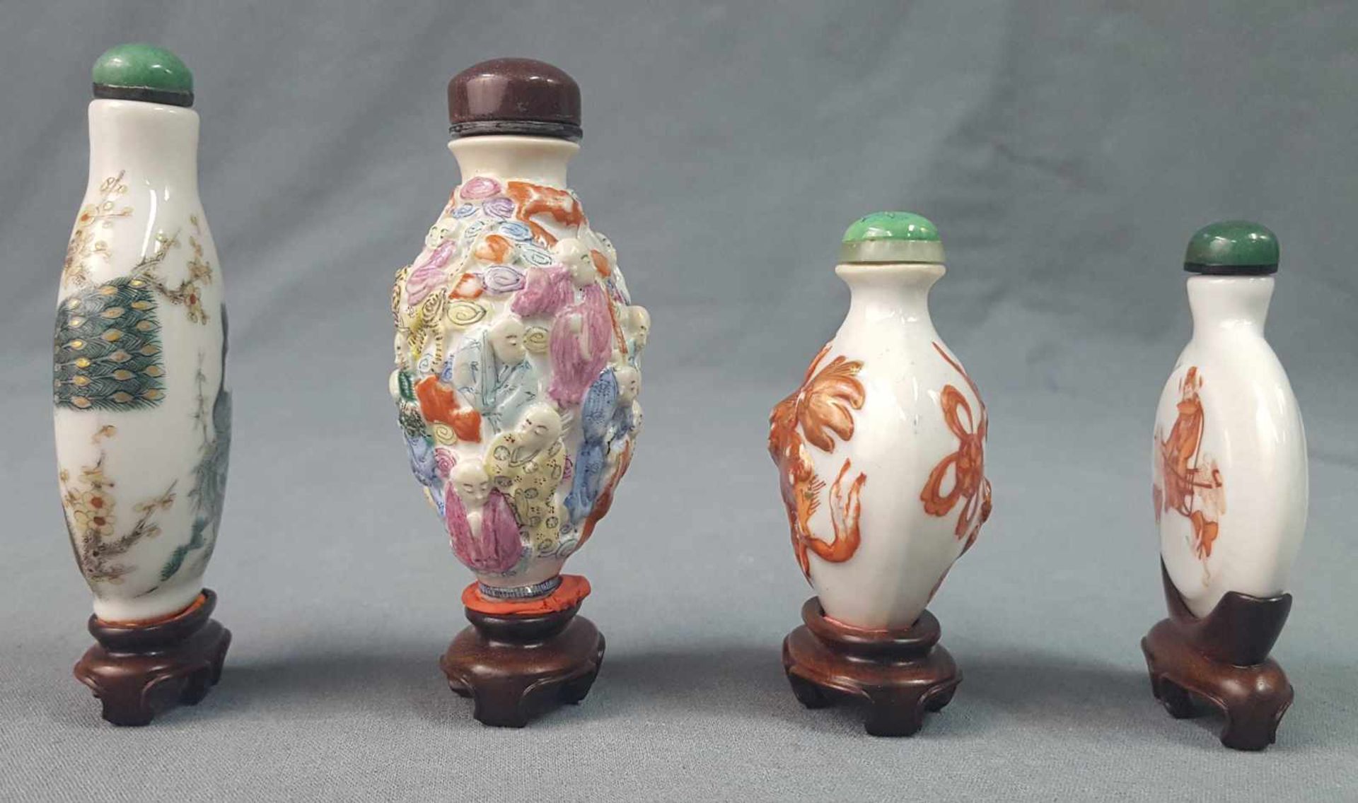 4 snuff bottles. China / Japan, old. Each with a wooden base. - Bild 5 aus 10