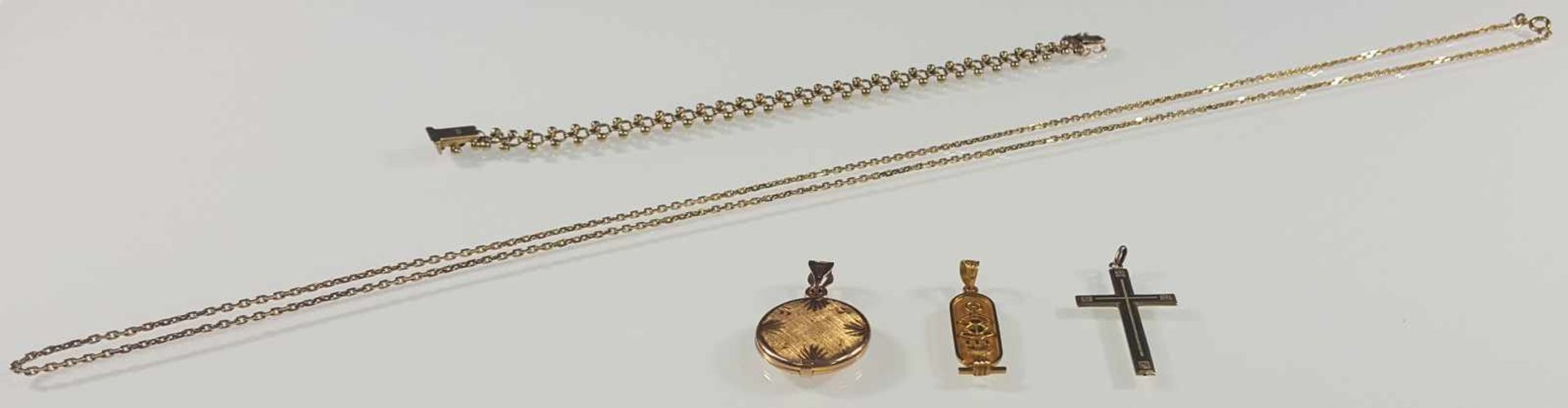 333 yellow gold. Bracelet, chain and 3 pendants.