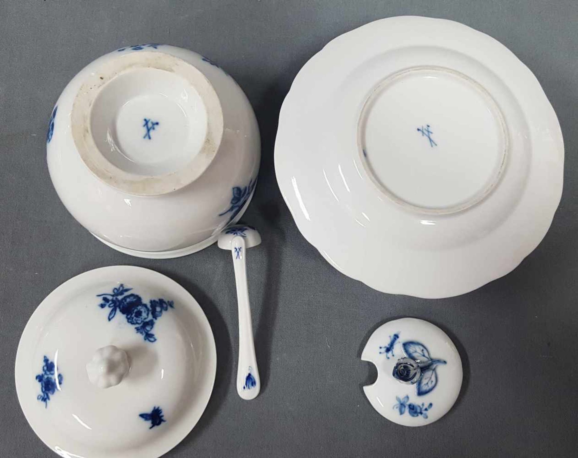 Meissen porcelain, ''Blaue Blume mit Insekten''. - Image 10 of 19