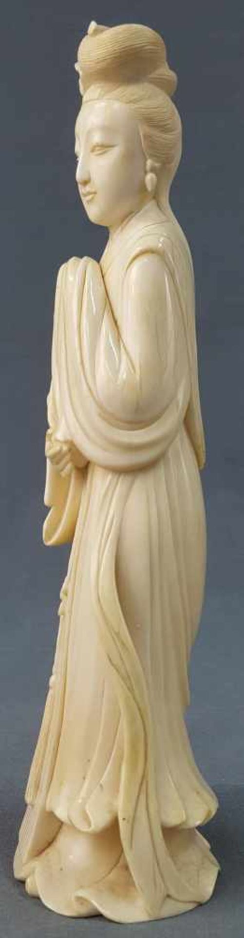 Lady in a long robe. China / Japan. Ivory. Old, around 1920. - Image 2 of 6