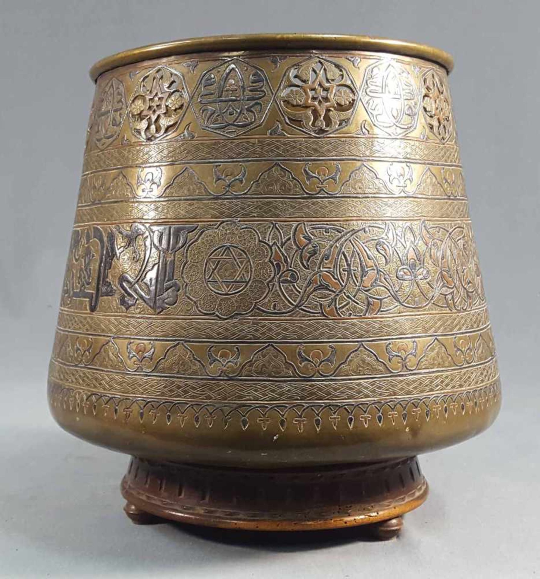 Brass bowl. Openwork at the top. Kufic calligraphy. - Bild 3 aus 6