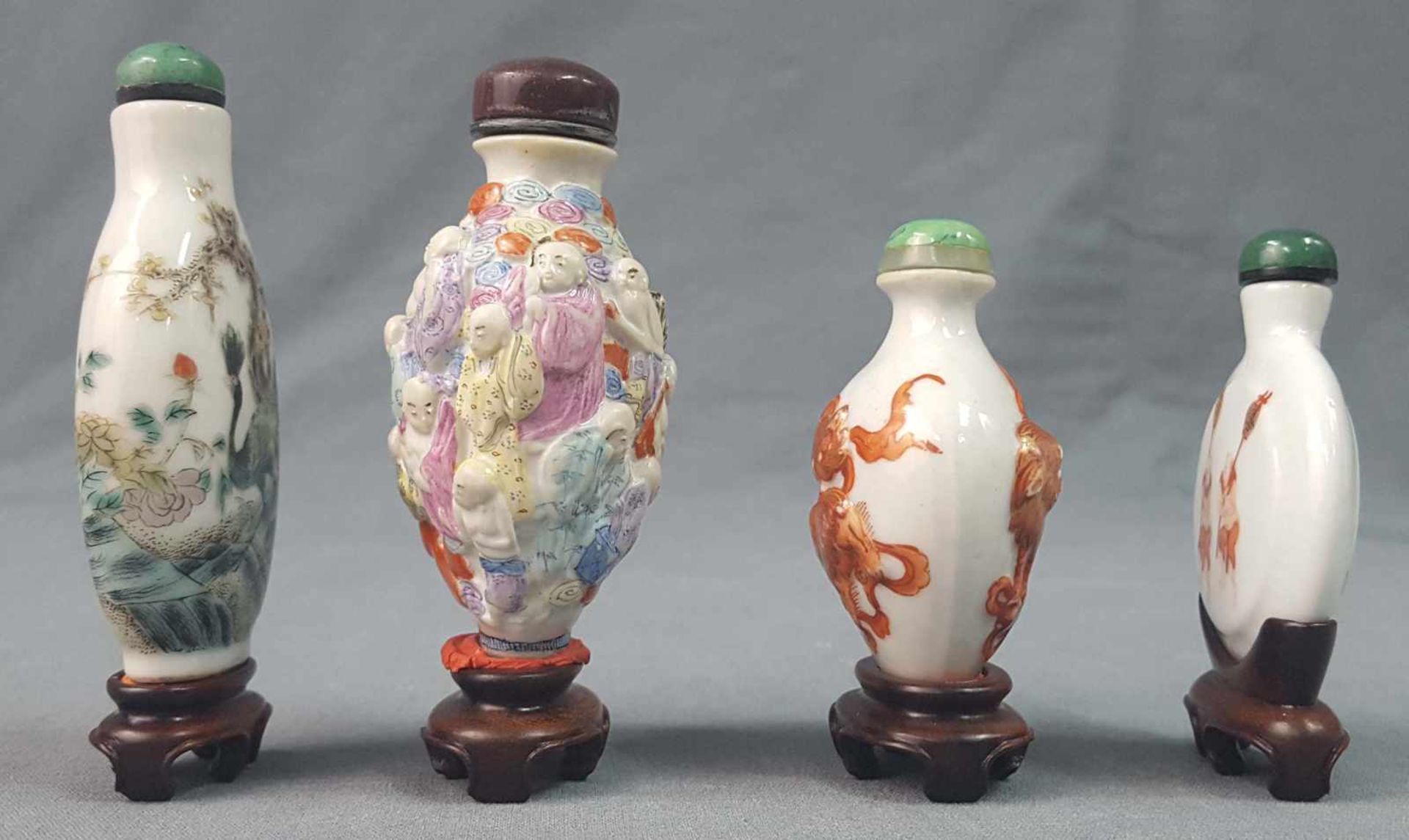 4 snuff bottles. China / Japan, old. Each with a wooden base. - Bild 4 aus 10