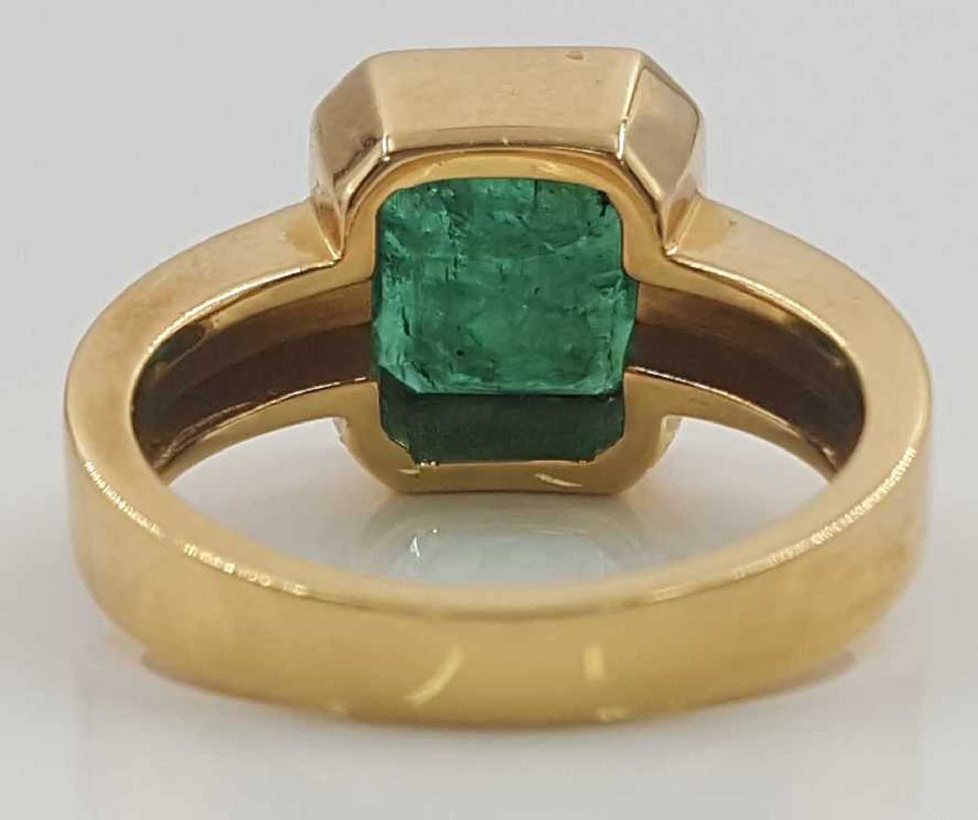 Emerald Ring, 750 Yellow Gold. The stone is circa 3 carats. - Image 2 of 5