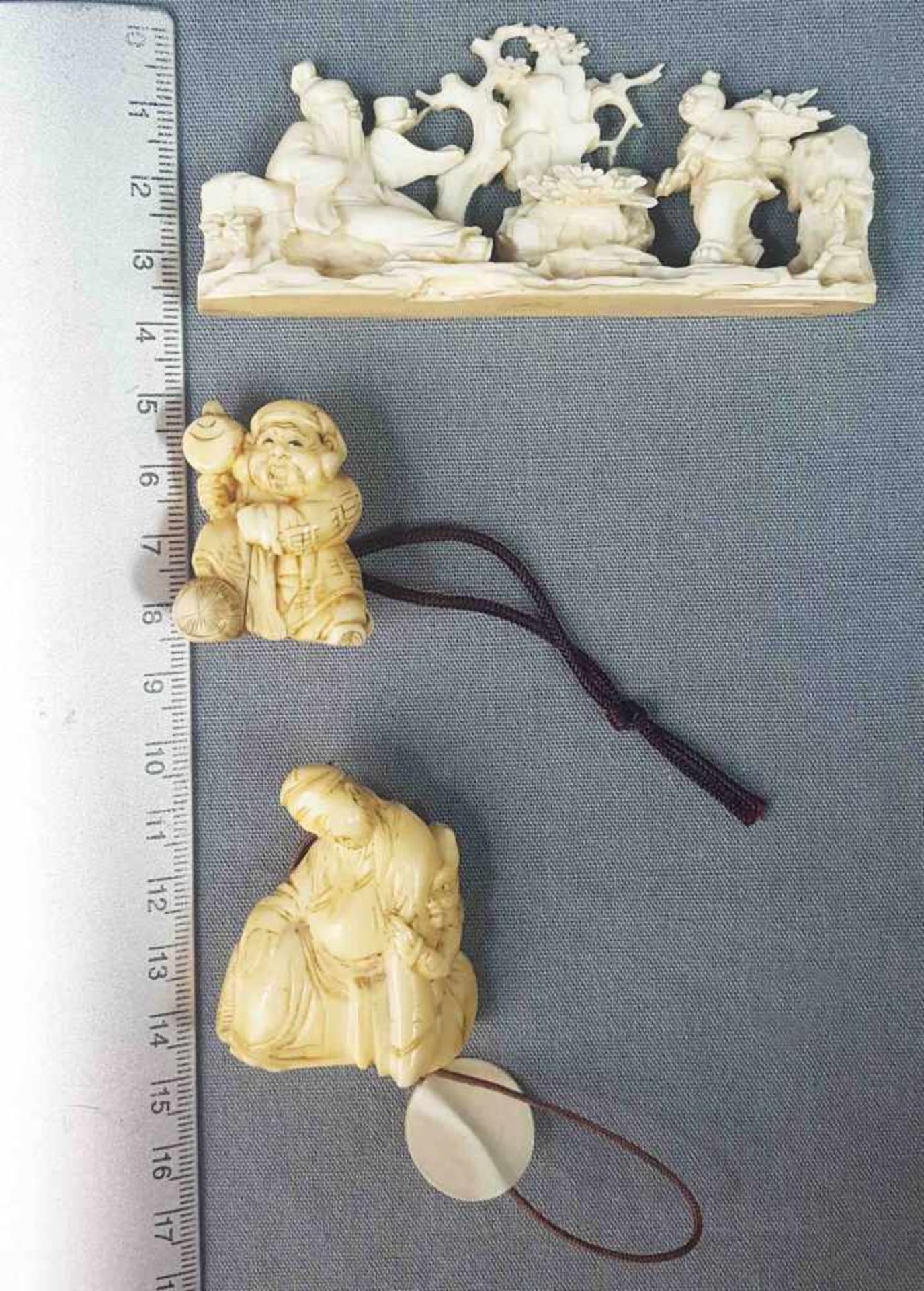 Three netsuke. Probably Japan, old. Up to 9 cm long. - Image 2 of 11