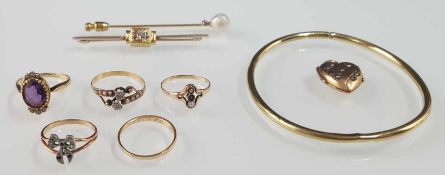 Bangle, 5 rings and two brooches, yellow gold 585.