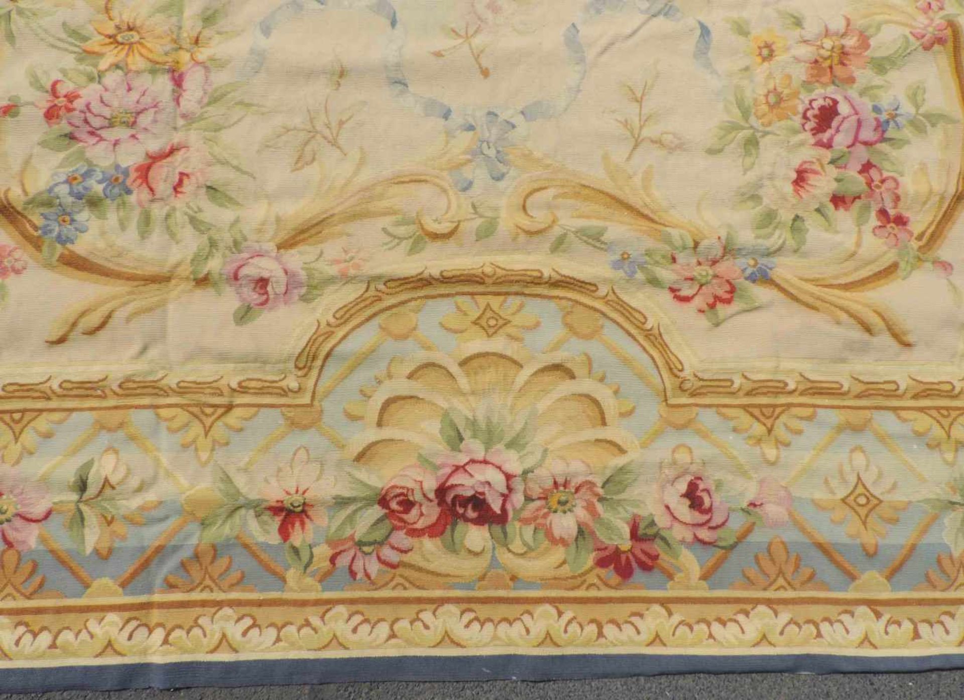 Tapis de Pied. Carpet in Louis XIV. Aubusson style. - Bild 8 aus 14