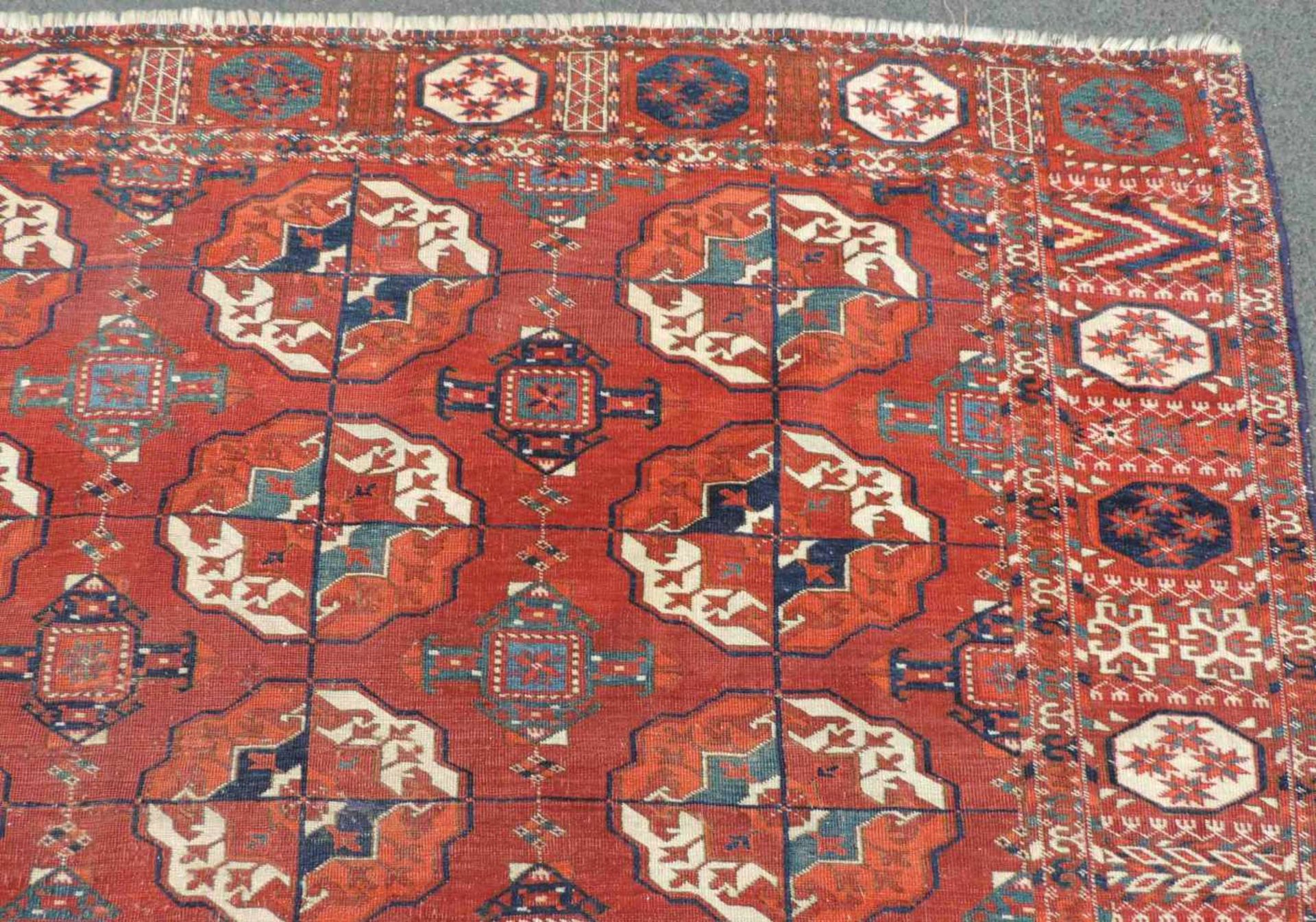 Tekke main carpet. Turkmenistan. Antique. 1st half of the 19th century or earlier. - Bild 5 aus 11