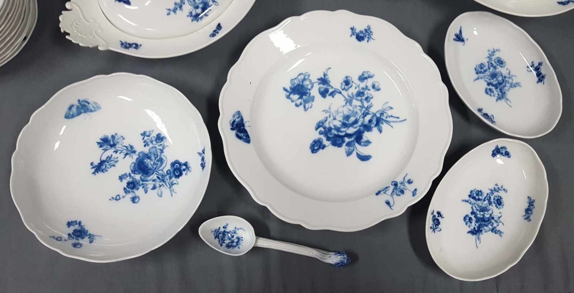 Meissen porcelain, ''Blaue Blume mit Insekten''. - Image 17 of 19