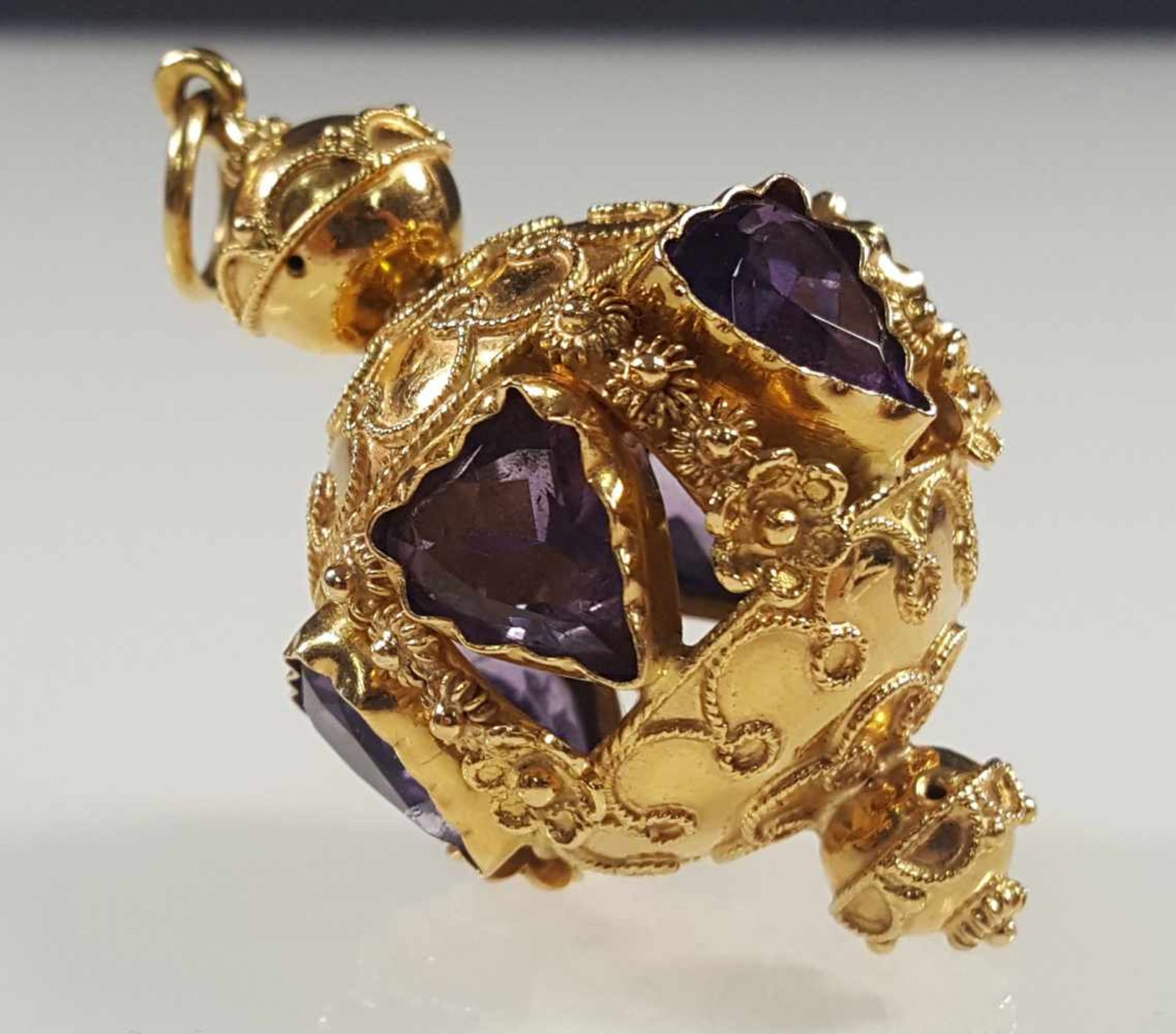 Pendant, 750 yellow gold, set with six amethysts.