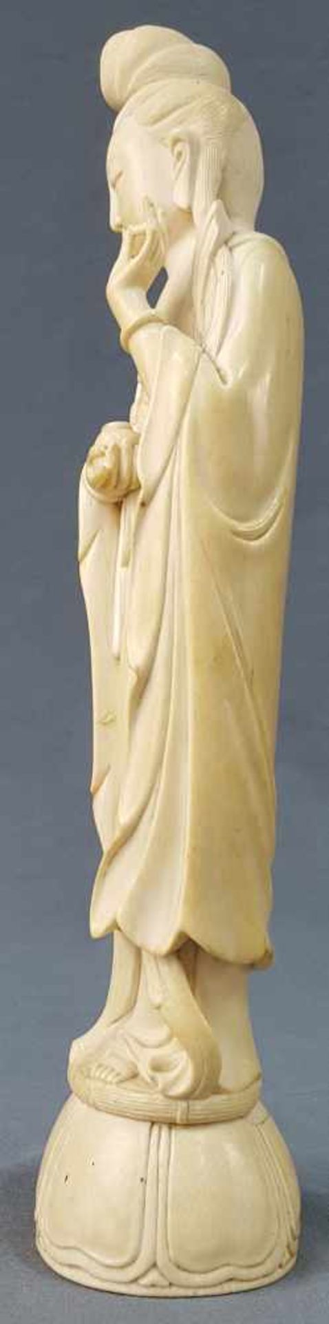 Lady with blessing hand and vessel. China / Japan. Ivory. Old, around 1920. - Image 2 of 7