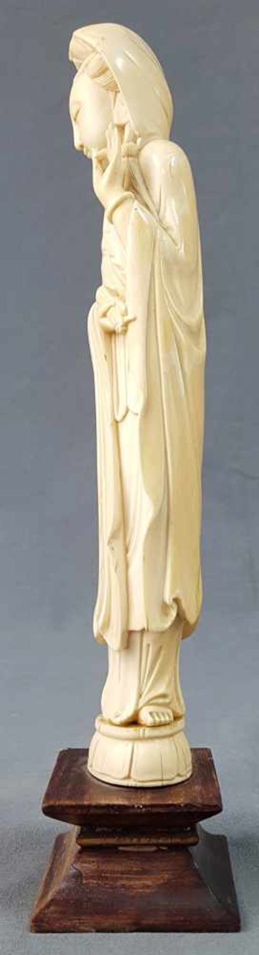 Lady with a blessing hand. China / Japan. Ivory. Old, around 1920. - Image 2 of 6