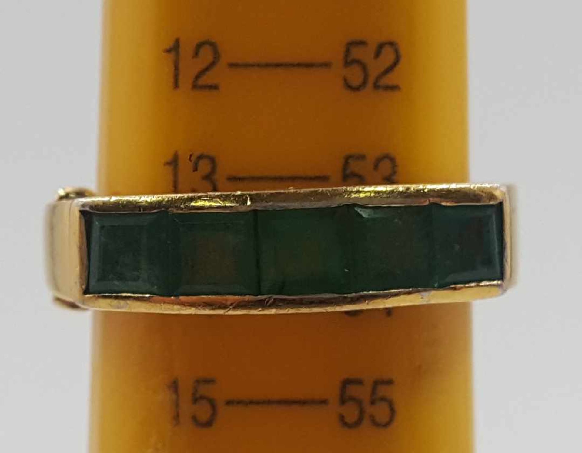 Ring, yellow gold 585, set with 5 princess cut emeralds. - Bild 5 aus 6