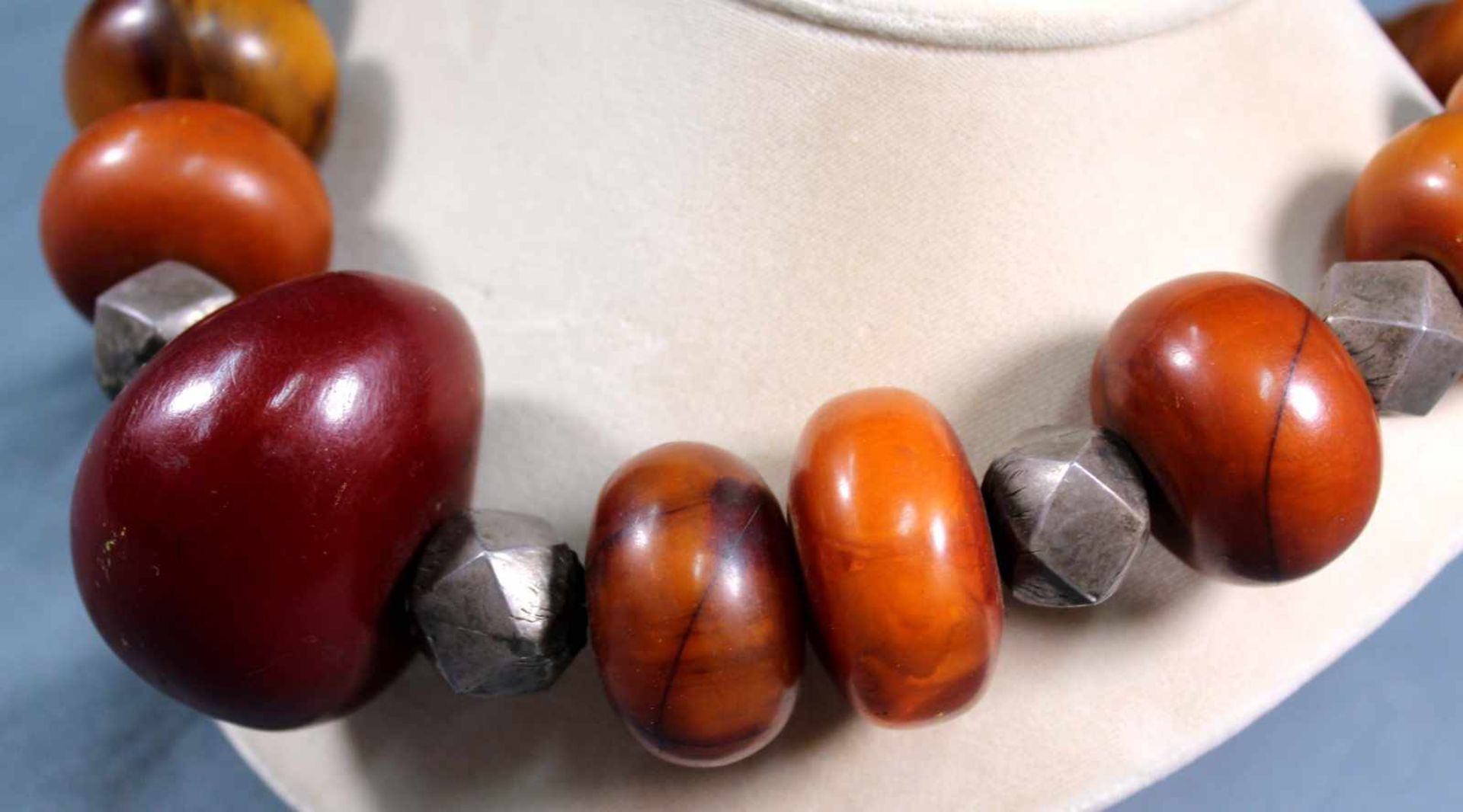 Amber necklace. Proably Africa. Blood colored center stone circa 55 mm. - Image 4 of 5