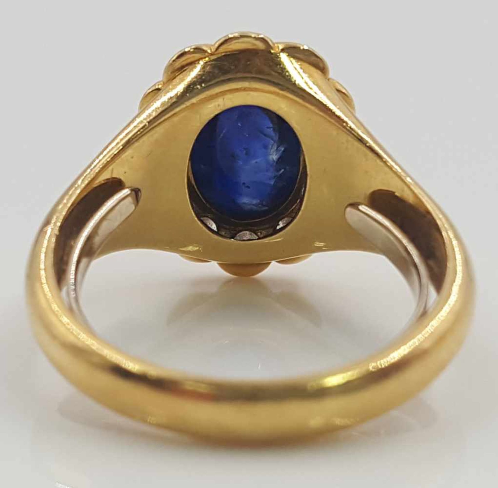 Yellow gold 750 ring with a Sapphire cabochon framed by 12 diamonds. - Image 2 of 7