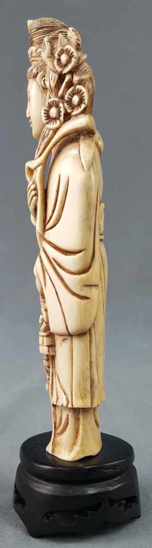 Lady with flowers. East Asia. China / Japan? Ivory. Old, around 1920. - Bild 2 aus 6