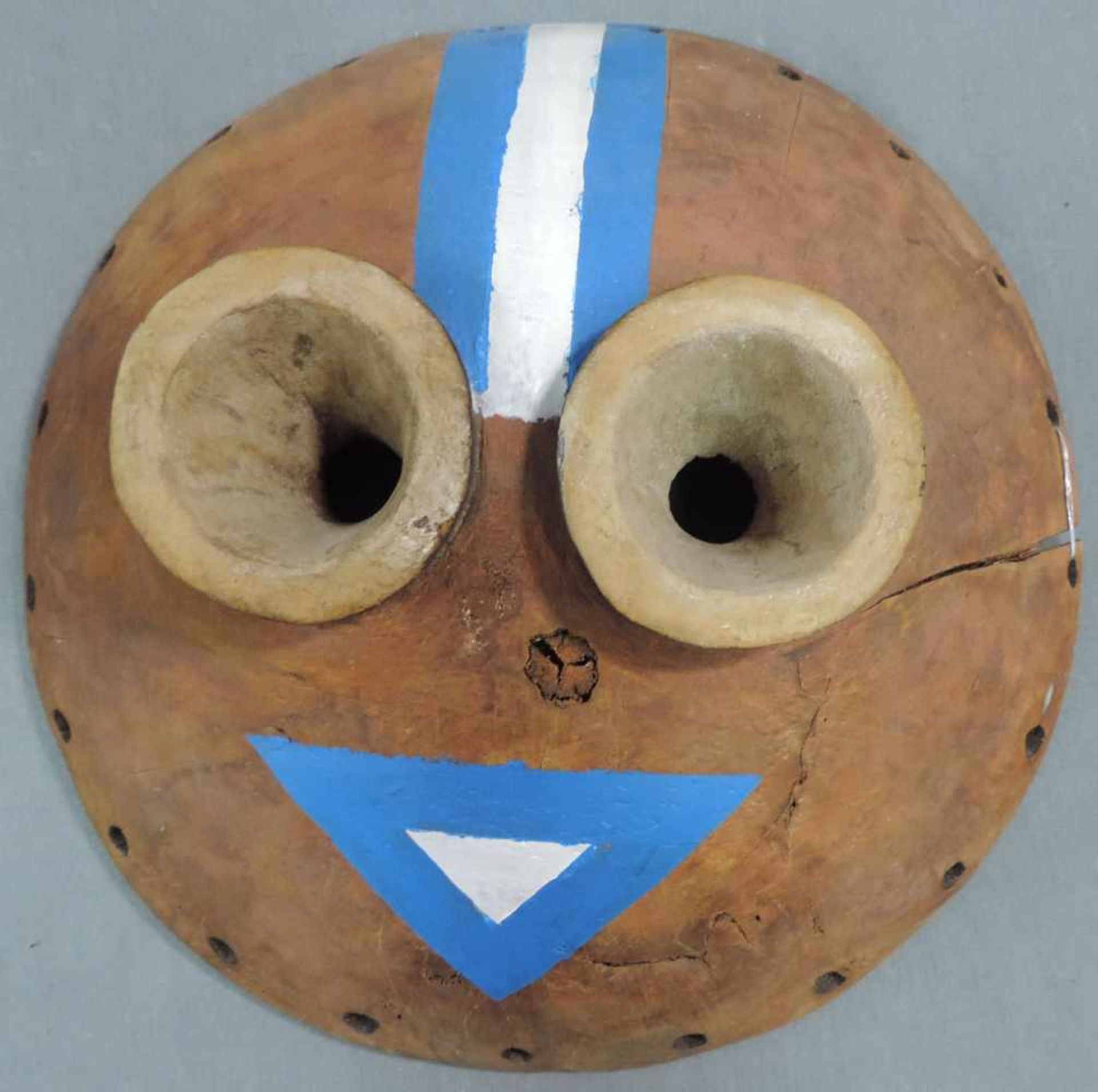 Mask. Newborn? Wood. On stand. Diameter 30 cm. - Bild 5 aus 5