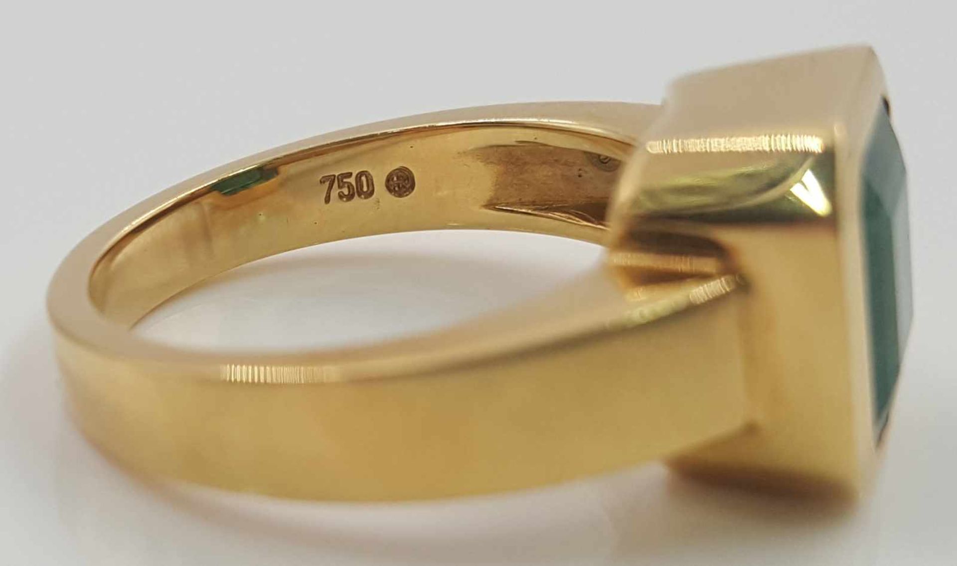 Emerald Ring, 750 Yellow Gold. The stone is circa 3 carats. - Bild 3 aus 5