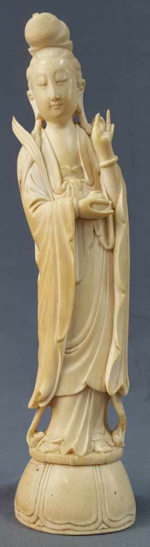 Lady with blessing hand and vessel. China / Japan. Ivory. Old, around 1920.