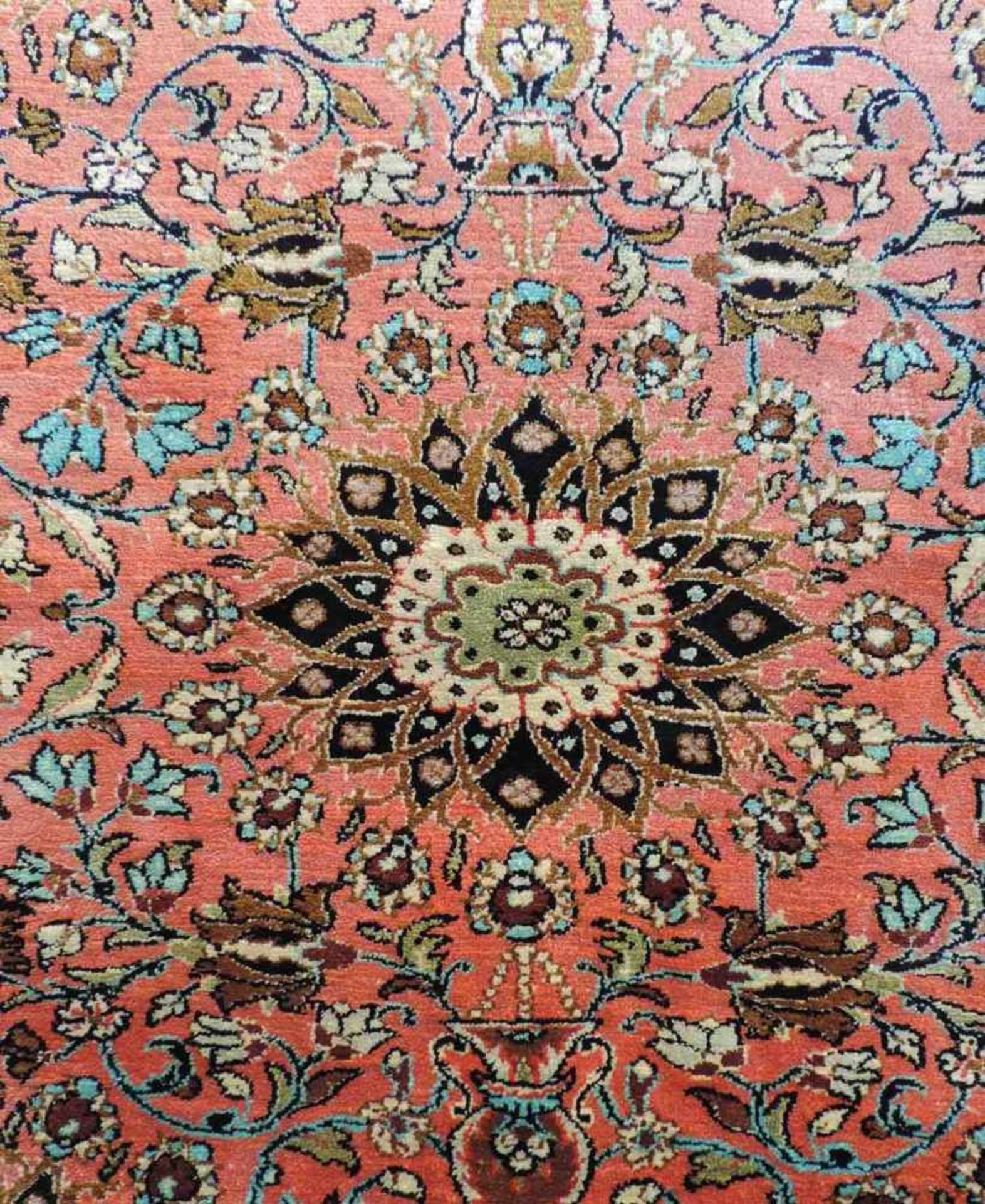 Qom silk Persian rug. Iran. Fine knotting. - Bild 2 aus 4