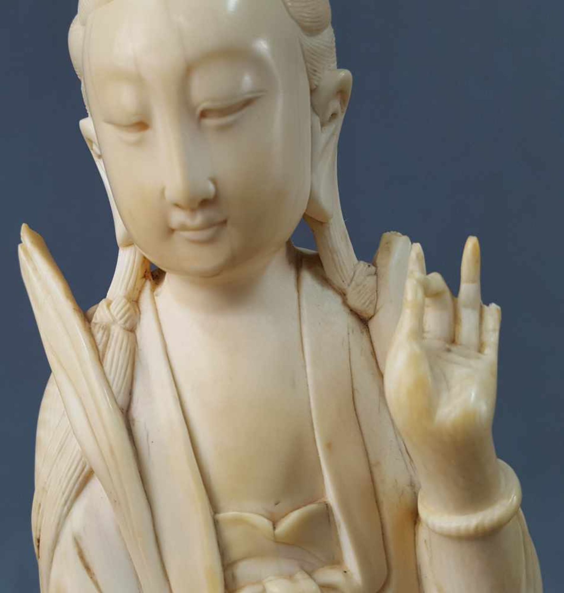 Lady with blessing hand and vessel. China / Japan. Ivory. Old, around 1920. - Image 5 of 7