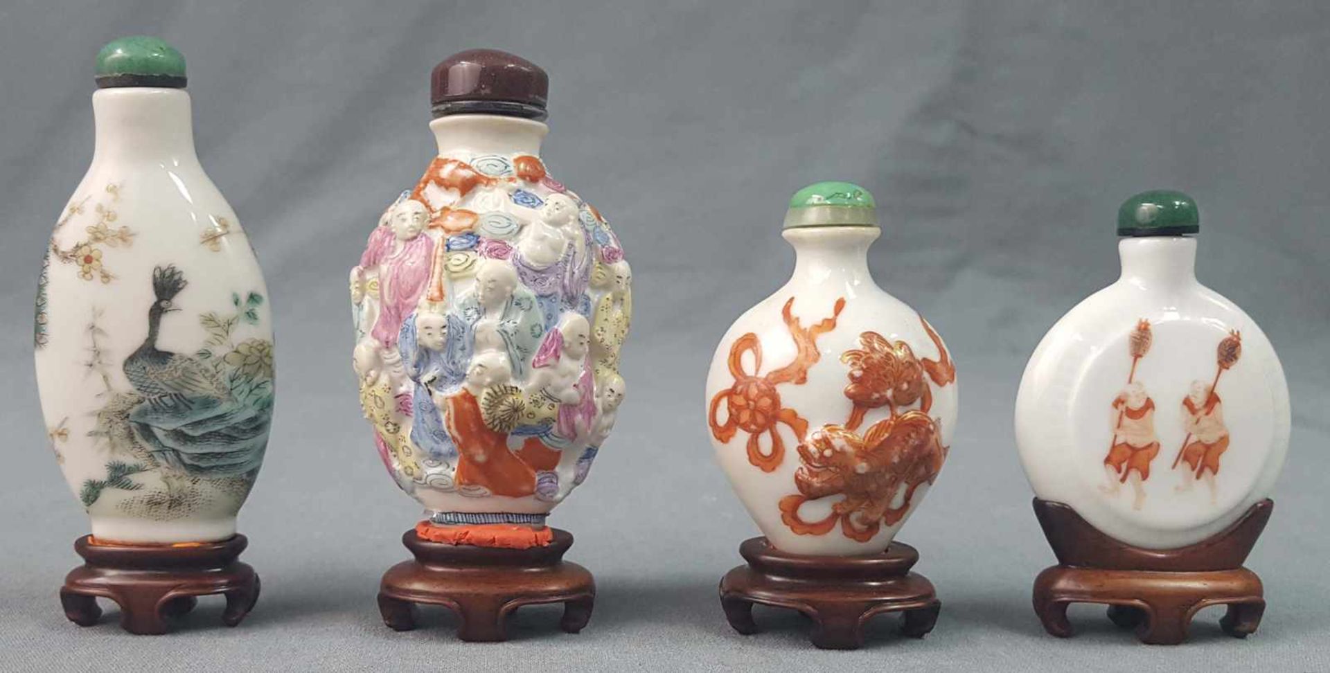 4 snuff bottles. China / Japan, old. Each with a wooden base. - Bild 3 aus 10