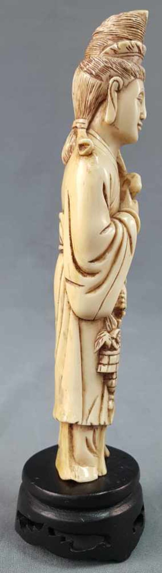 Lady with flowers. East Asia. China / Japan? Ivory. Old, around 1920. - Bild 4 aus 6