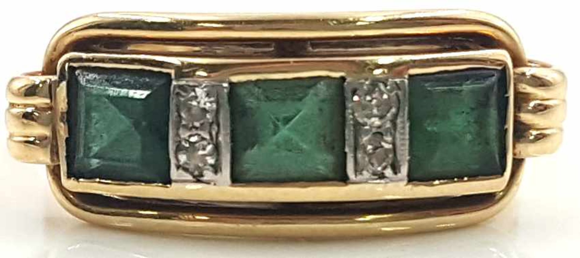 Ring, yellow gold 585, et al. With 3 green gemstones.