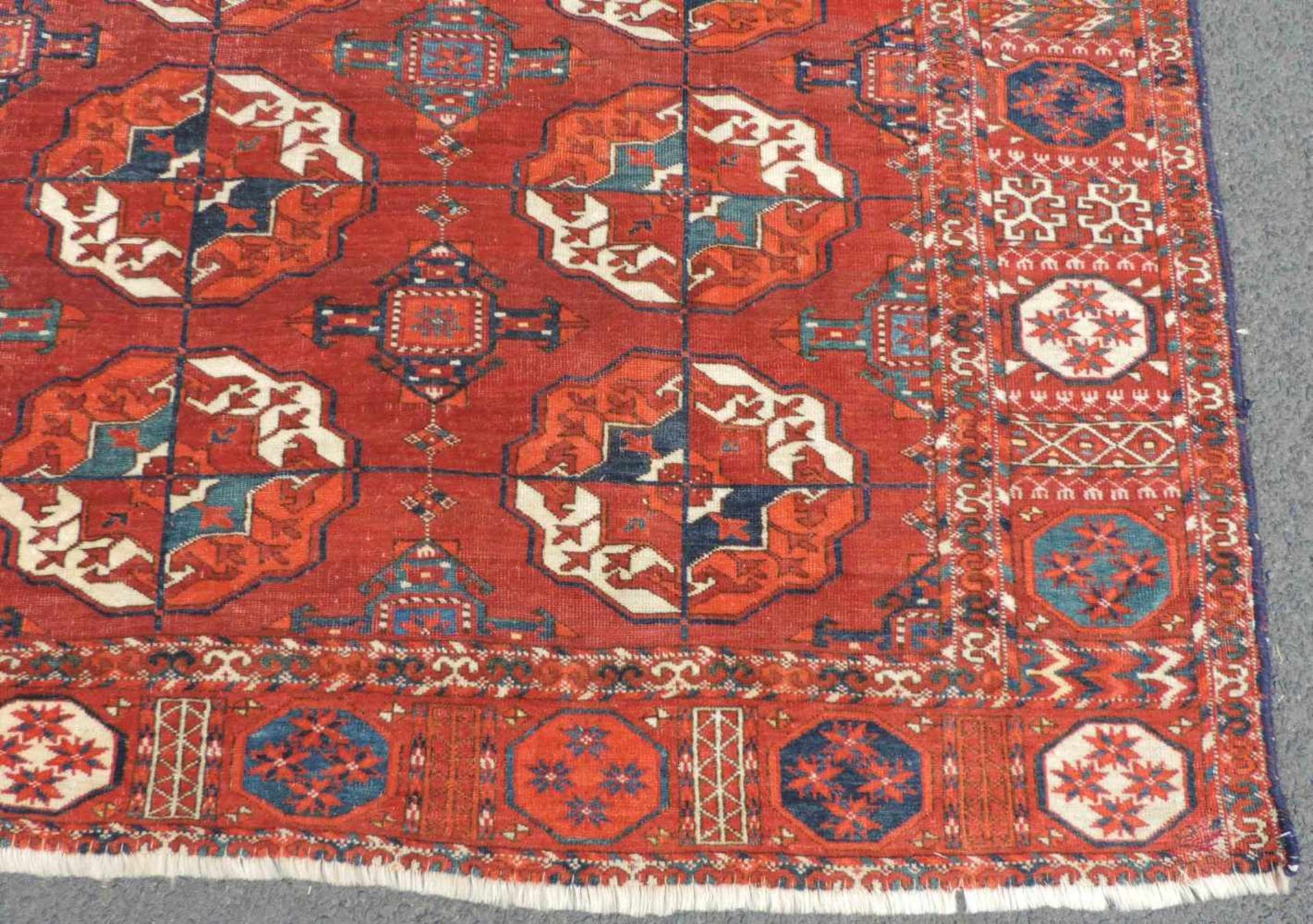 Tekke main carpet. Turkmenistan. Antique. 1st half of the 19th century or earlier. - Bild 2 aus 11