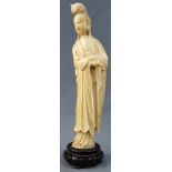 Lady with fan. China / Japan. Ivory. Old, around 1920.