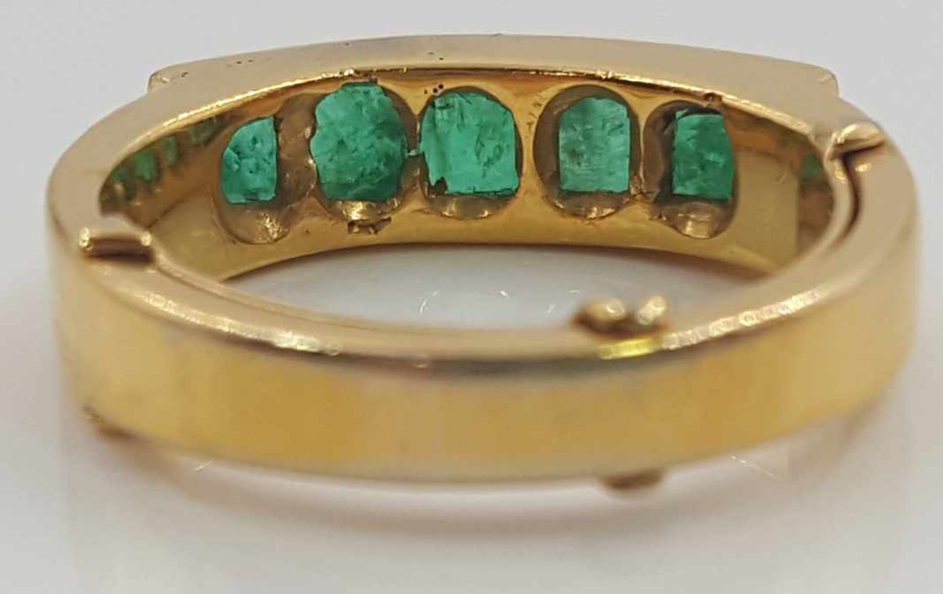 Ring, yellow gold 585, set with 5 princess cut emeralds. - Bild 2 aus 6