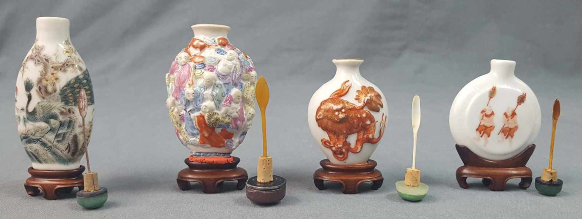 4 snuff bottles. China / Japan, old. Each with a wooden base. - Bild 2 aus 10