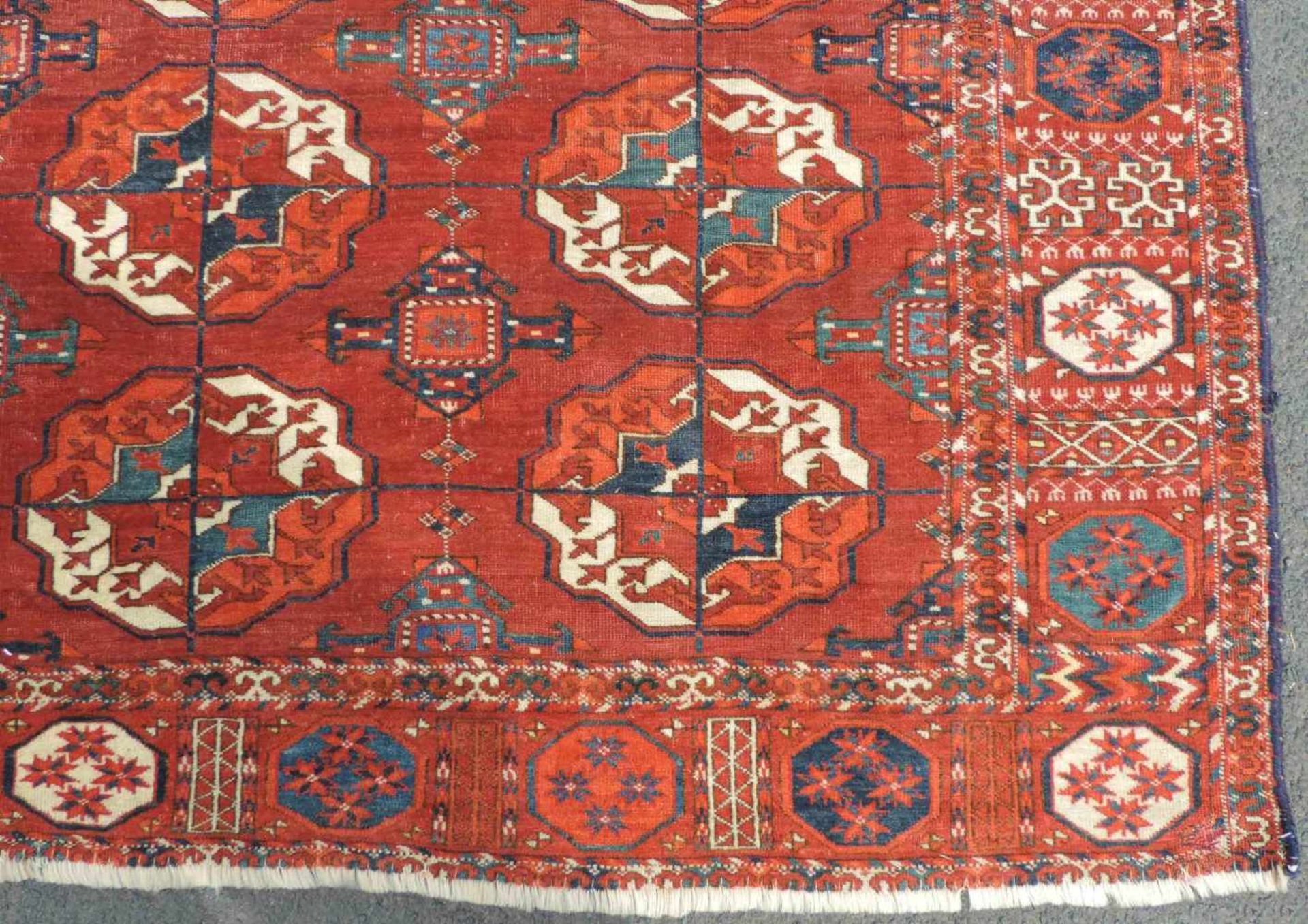 Tekke main carpet. Turkmenistan. Antique. 1st half of the 19th century or earlier. - Bild 11 aus 11