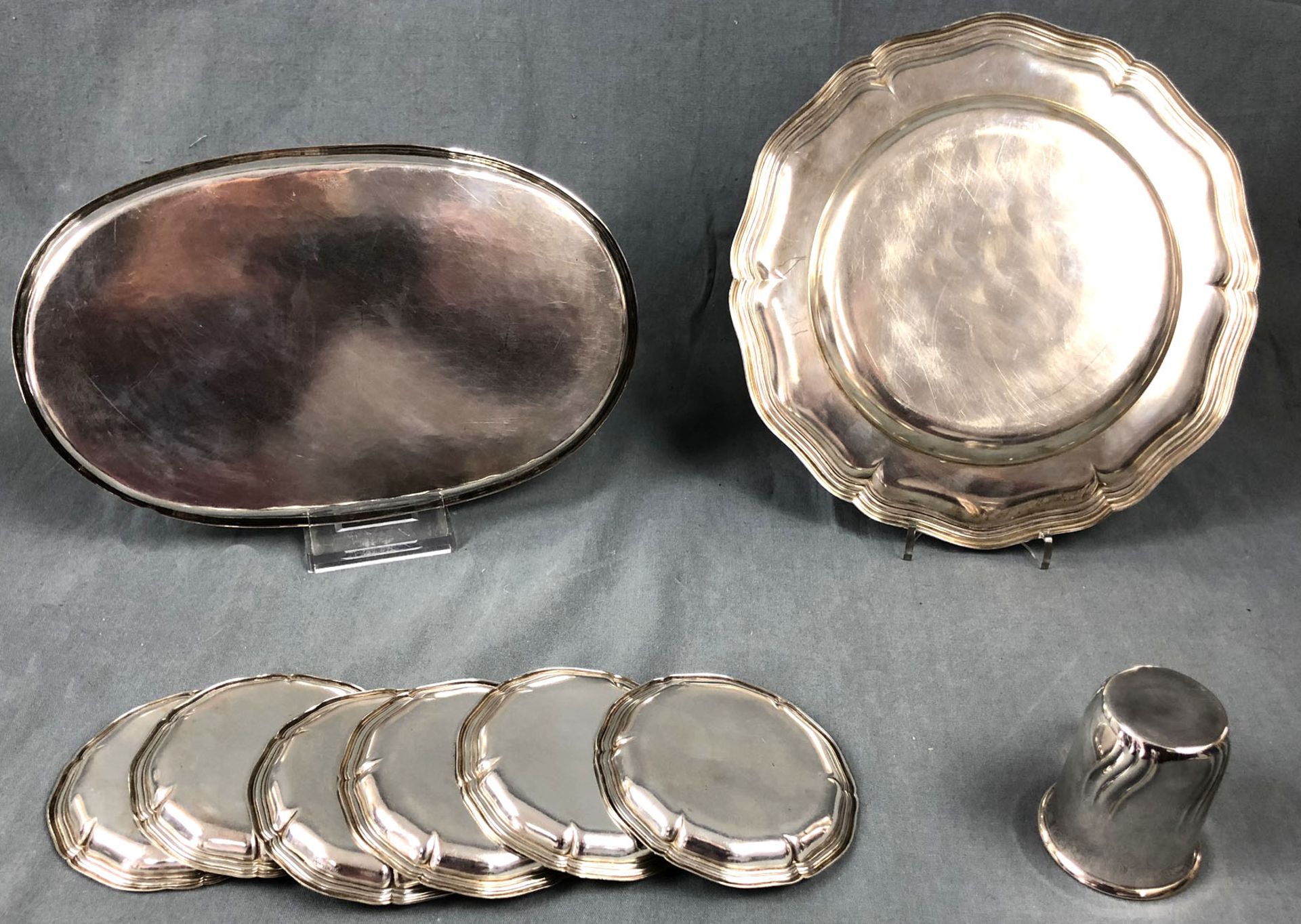 7 plates, 1 cup and 1 tray. Silver 830 and 835.954 grams total weight. Up to 28.5 cm x 17.5 cm. - Bild 3 aus 7