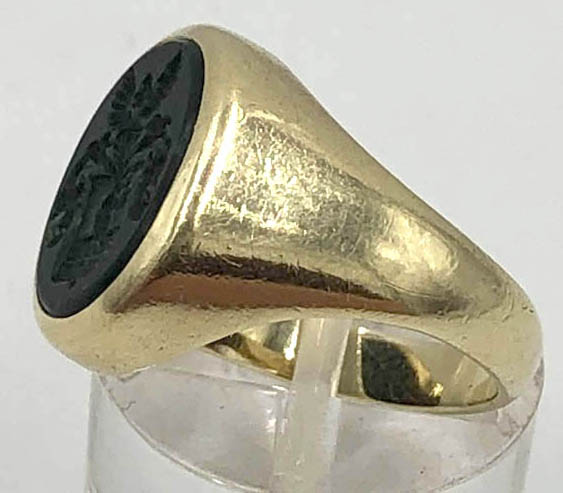 585 gold. Signet ring with onyx, engraved with a coat of arms.4.8 grams gross. 15 mm inner diameter. - Bild 2 aus 7