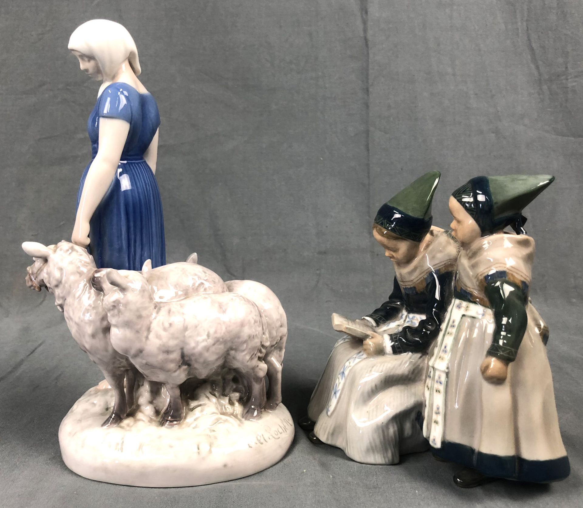 Porcelain figure Royal Kopenhagen, ''1941'', 2 Girls.In addition: Axel Thilson LOCHER (1879- - Bild 2 aus 8