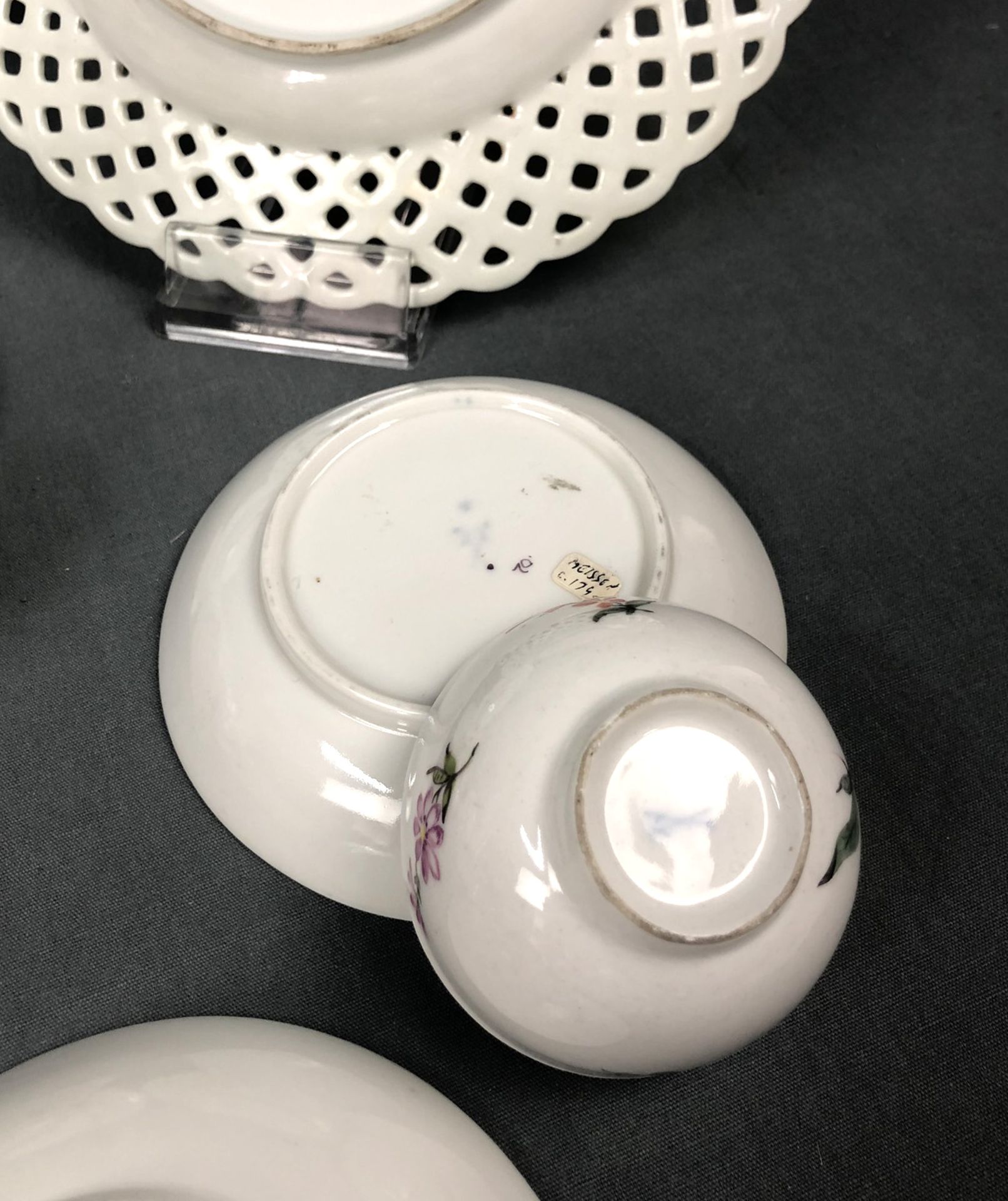 18 parts of Meissen porcelain. Partially still 18th century?Breakthrough plate 24 cm in diameter. - Bild 2 aus 20