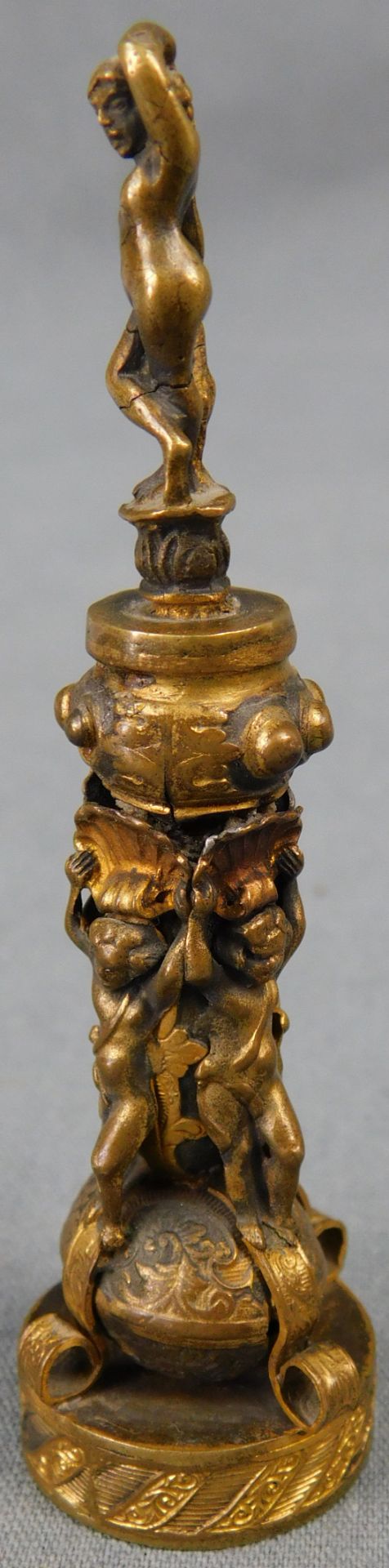 Petschaft. Bronze d'oré. Baroque or historicism.9,5 cm high.Petschaft. Bronze d'oré. Barock oder - Image 2 of 7