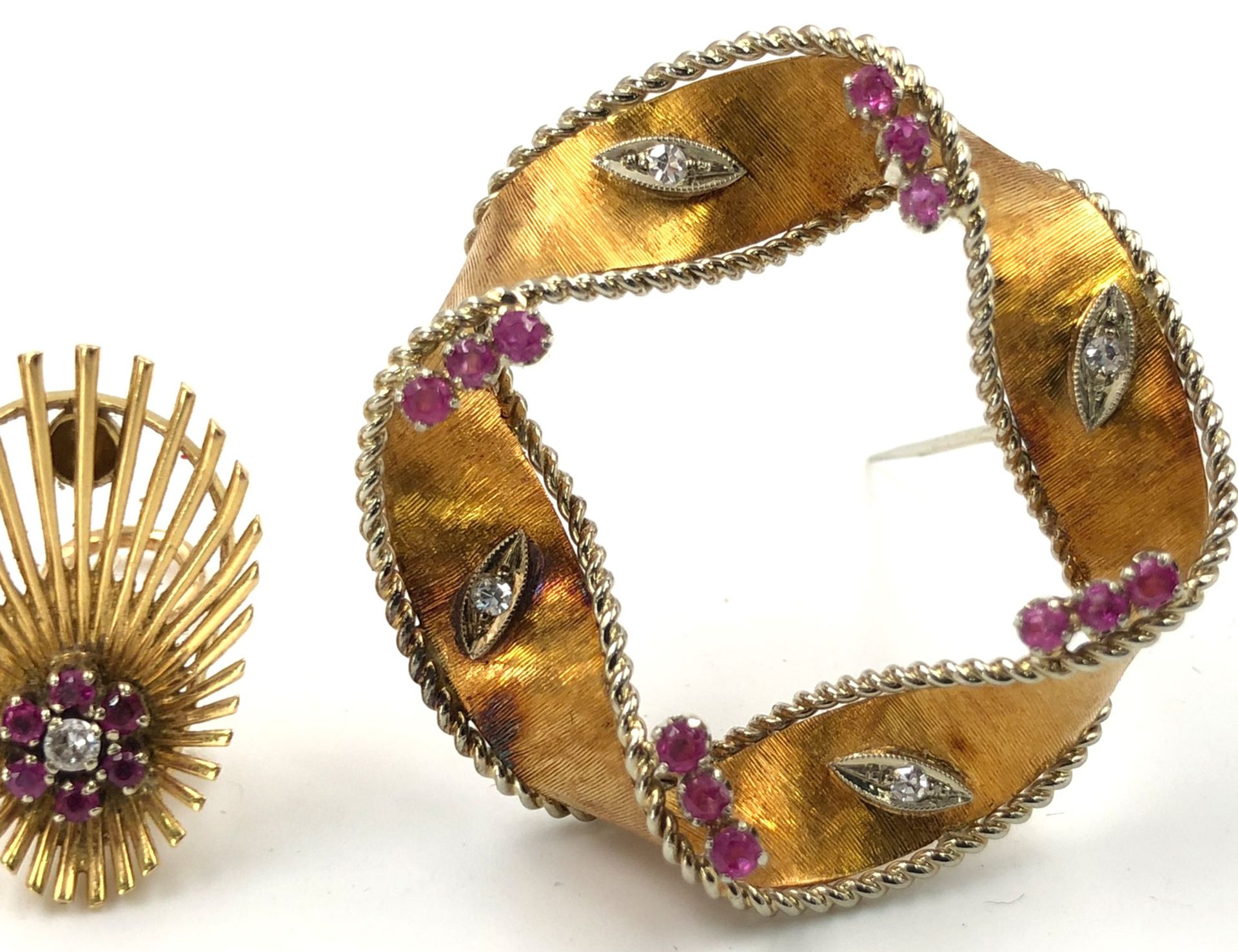 Set. 750 gold. Pair of earrings, ring and brooch. Diamonds and rubies.27.8 grams total weight. - Image 5 of 9