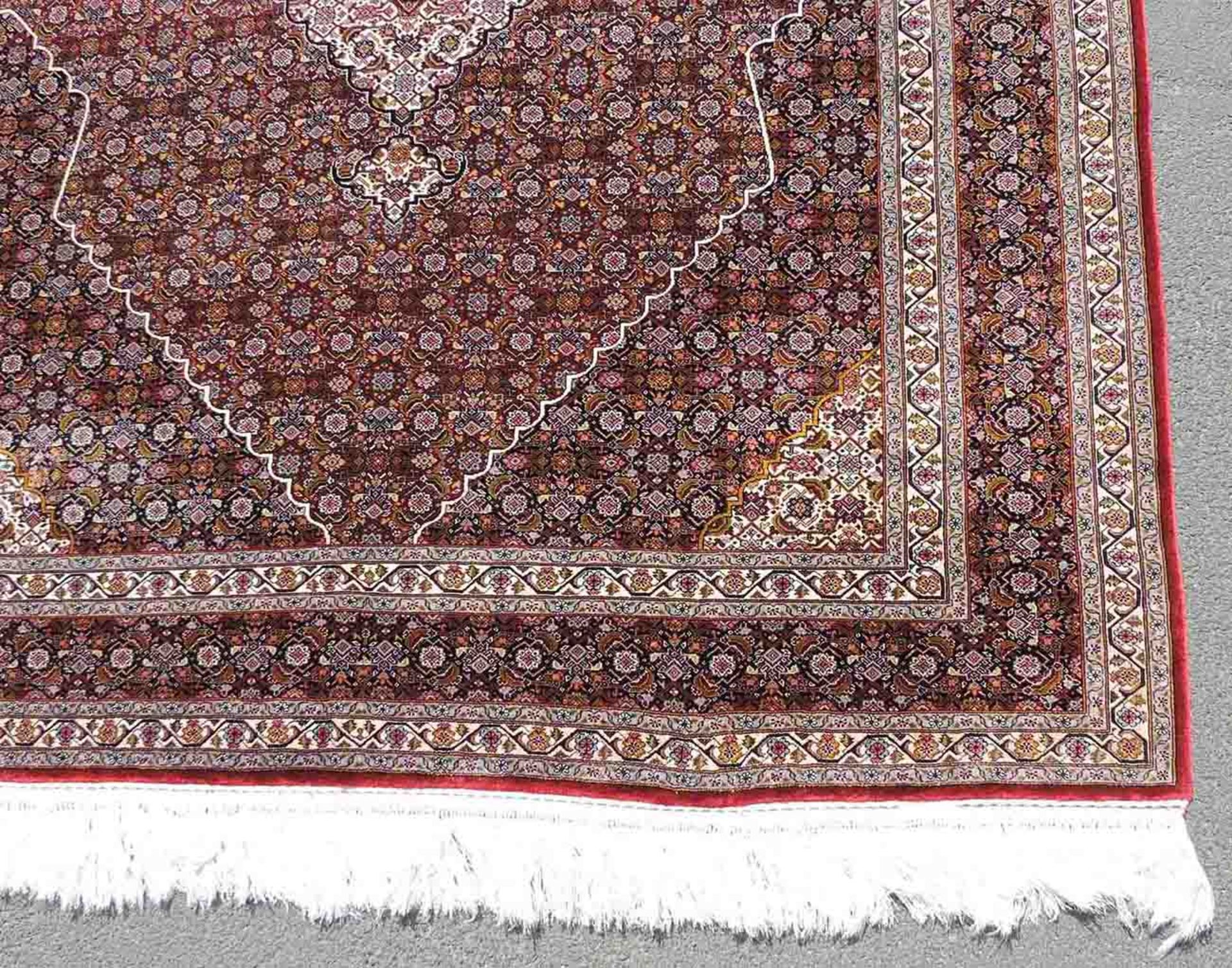 Keschan carpet. Silk. Extremely fine weave.201 cm 157 cm. Knotted by hand. Silk on silk. Probably - Image 3 of 9