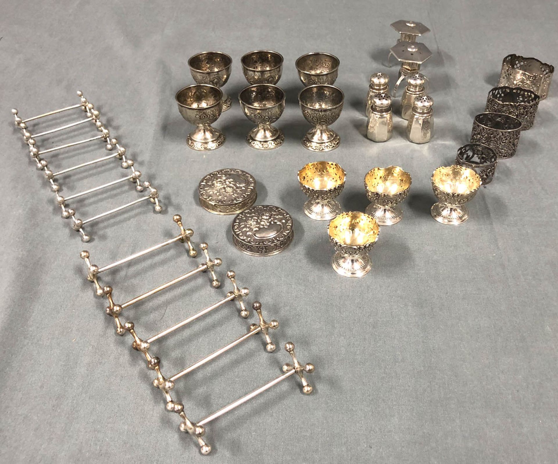 Silver. Also egg cups, knife banks, salt and spice shakers.1016 grams. Some egg cups with gilding