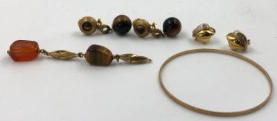 Gold jewelleryPair of ear clips, 18-karat gold tested and Tieger eye stones. About 3 cm long.Chain
