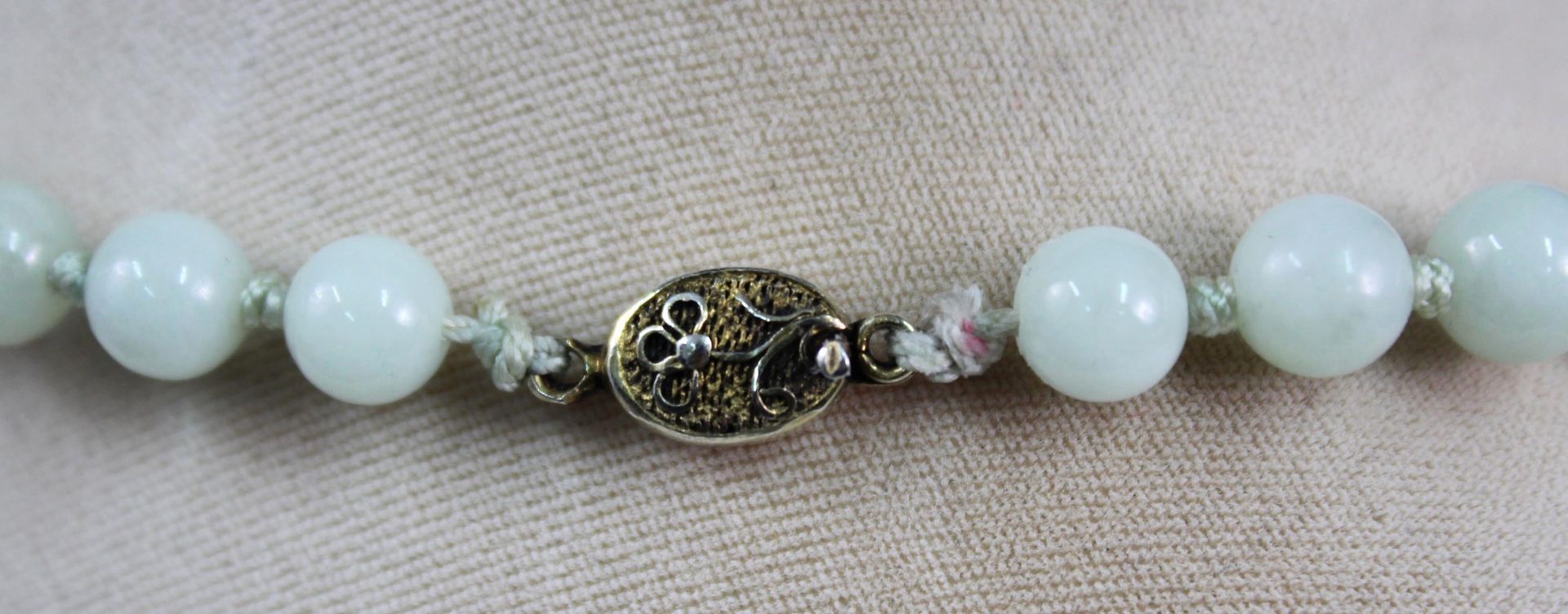 Jade necklace. Silver clasp, this gilded. Probably China circa 120 years old.Balls up to 10 mm in - Bild 3 aus 6