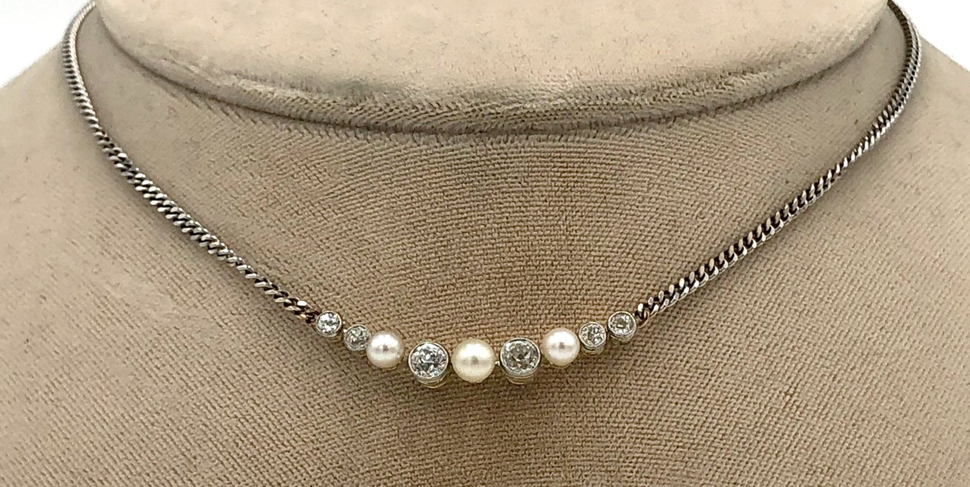 Necklace yellow and white - 585 gold. 3 cultured pearls and 6 diamonds.7.3 grams gross. The diamonds - Image 2 of 5